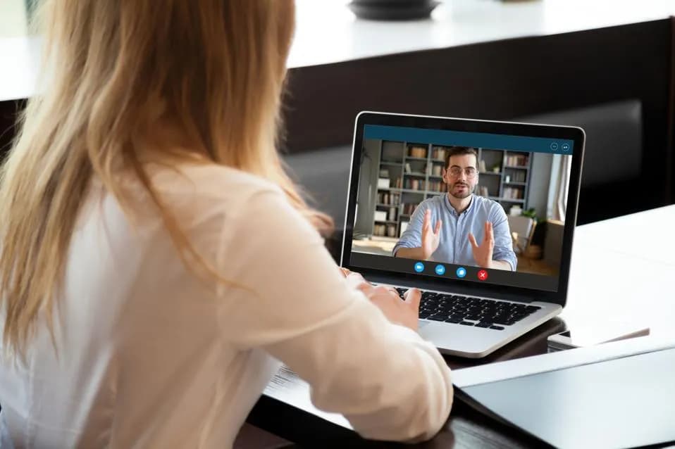 Skuteczny Coaching Online: Dlaczego nasze sesje online są tak samo skuteczne, jak spotkania twarzą w twarz w Warszawie