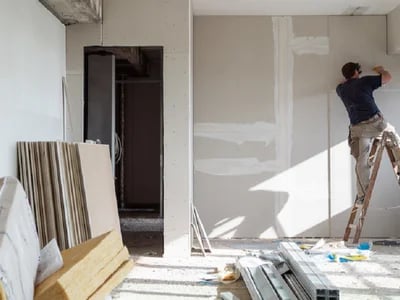 DIY-Guide zum Altbau sanieren: Warum Sie sich für Stretchdecken statt für Gipskarton entscheiden sollten