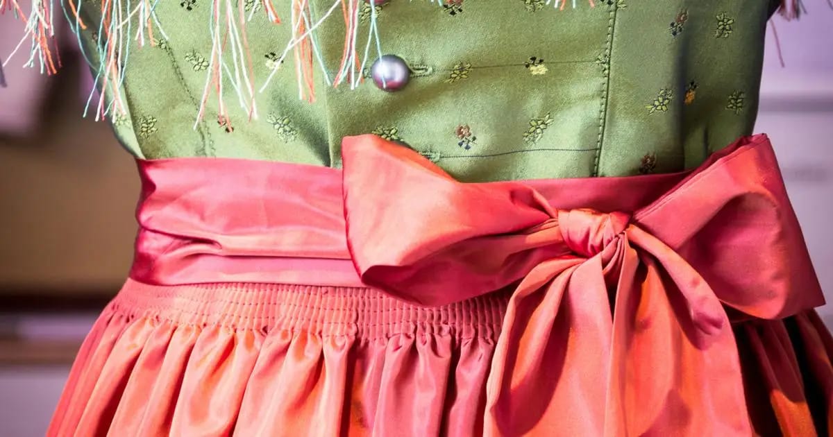 Dirndl Schleife Styling-Tipps: Wie Sie Ihre Bluse Perfekt zu Ihrem Dirndl Kombinieren