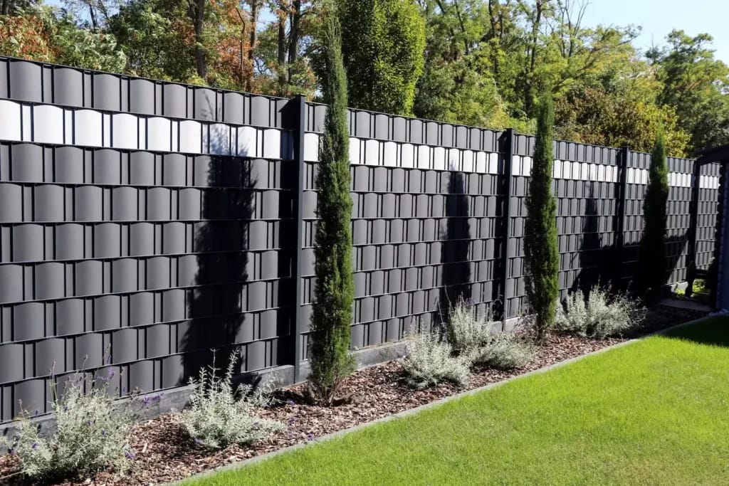 Enhancing Your Outdoor Oasis with Sichtschutz Style