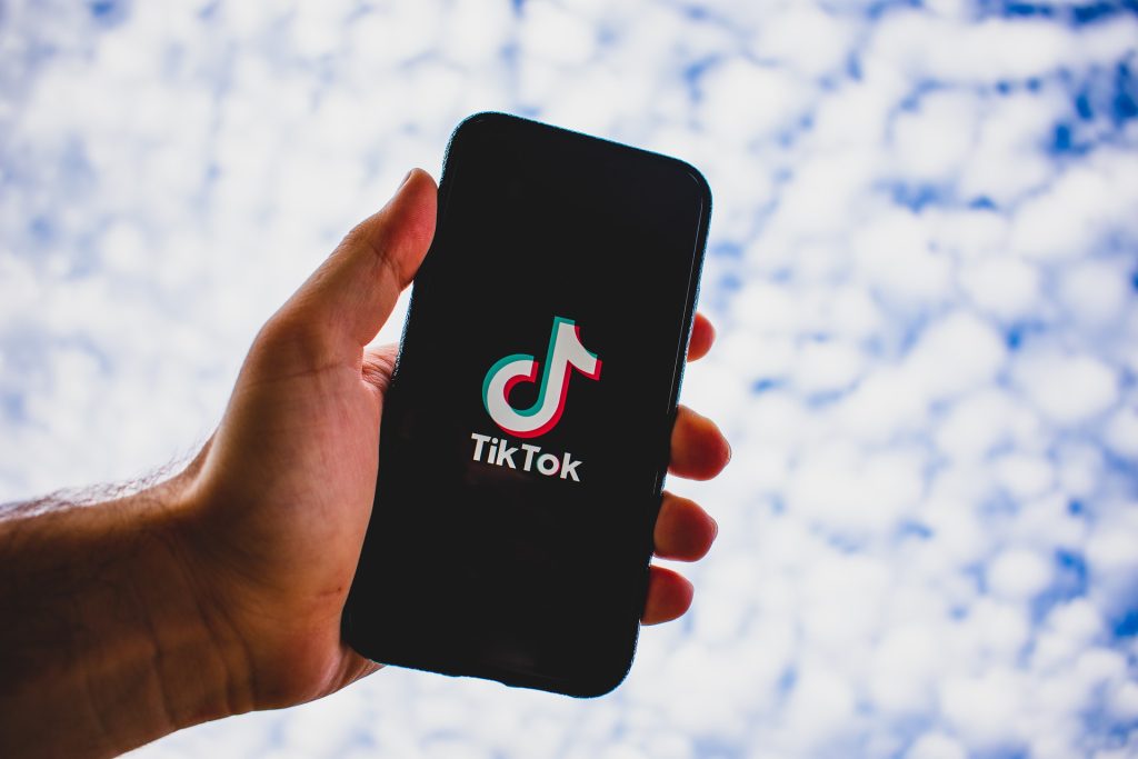 Wie du mit TikTok Likes kaufen deine Videos pushst