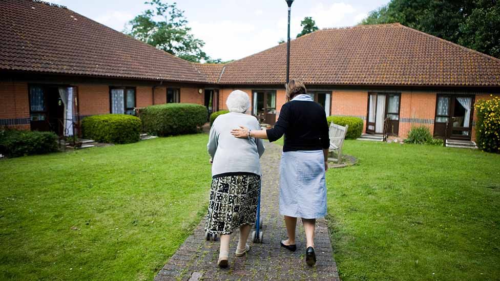 Wie der Pflegedienst Wuppertal pflegebedürftigen Menschen ein komfortables Leben ermöglicht