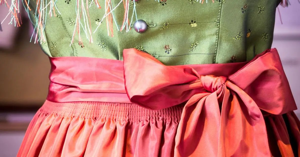 Dirndl Schleife Styling-Tipps: Wie Sie Ihre Bluse Perfekt zu Ihrem Dirndl Kombinieren
