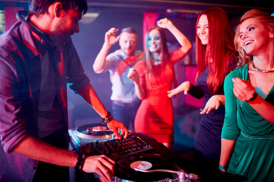 Harmonisieren Sie Ihren Hochzeitstag: Entfesseln Sie die Magie mit Hochzeits-DJ-Inspirationen