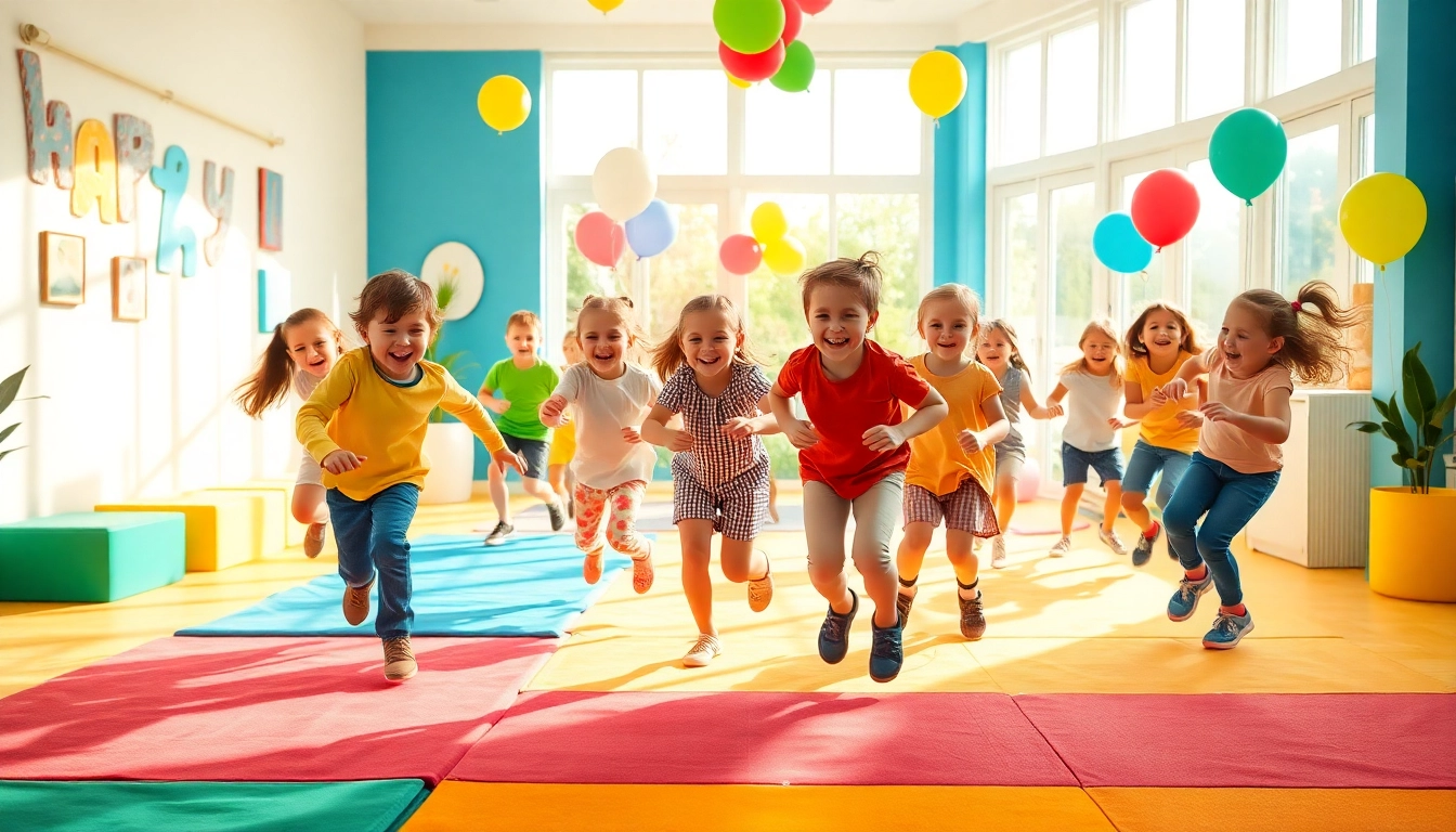 Kinder spielen aktiv und froehlich drinnen, hier klicken und informieren ueber Bewegungsspiele.