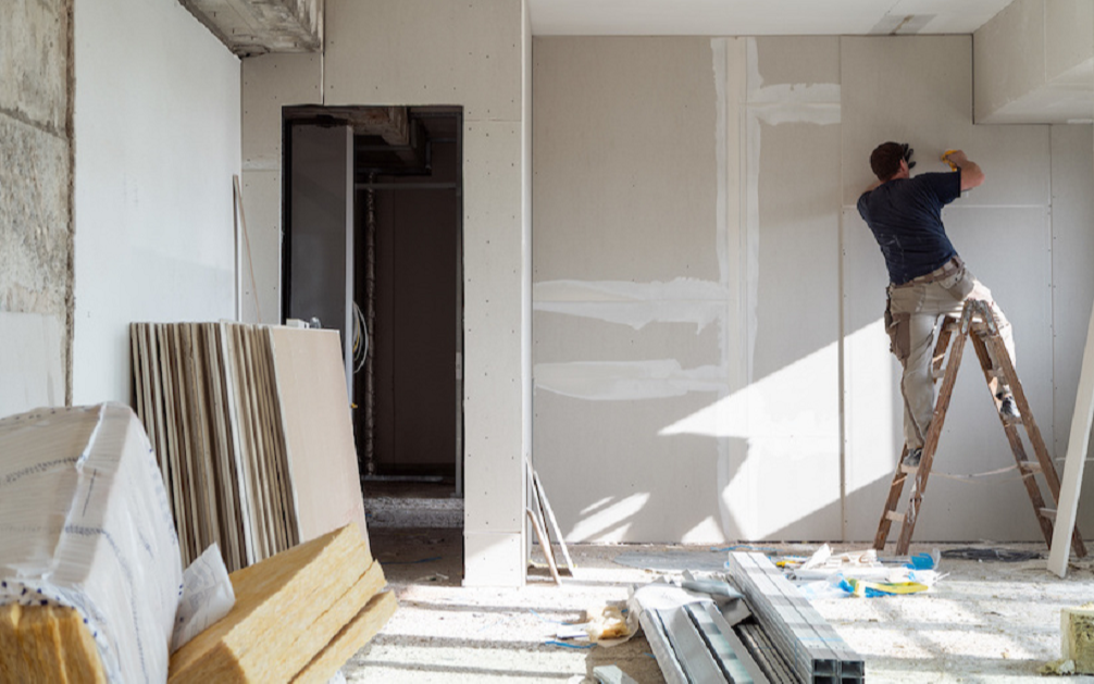 DIY-Guide zum Altbau sanieren: Warum Sie sich für Stretchdecken statt für Gipskarton entscheiden sollten