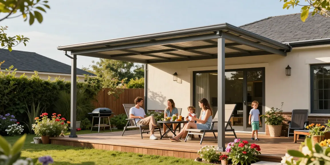 Freistehende Terrassenüberdachung im Garten, ideal für Erholung und Schutz.