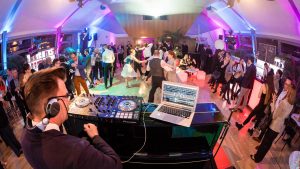 DJ24-DJ-Service-Einblick-DJ-spielt-auf-Firmenfeiern-Portrait-1920x1080-1