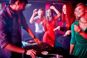 5b715011e5d6e21aa3eba3a0_Hochzeits-DJ-finden-fur-den-Eroffnungstanz-und-die-Feier-900x600-1