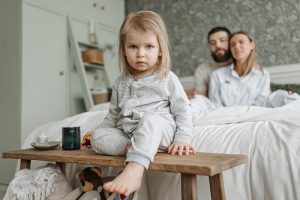 kleine-Madchen-sitzen-auf-der-Bank